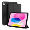 Una funda magnética plegable y negra para iPad mostrada junto a la tableta.