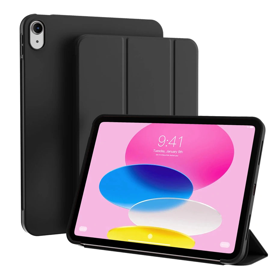 Una funda magnética plegable y negra para iPad mostrada junto a la tableta.