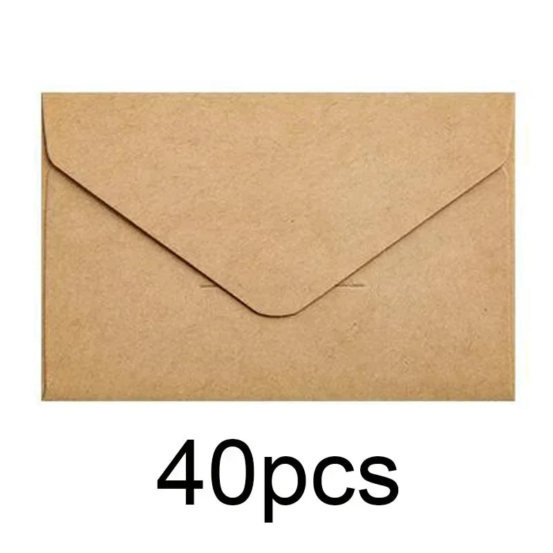 Una pila de 40 sobres en papel kraft para invitaciones de boda.