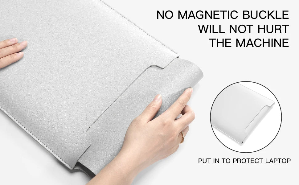 Eine Hand legt eine graue Premium-PU-Laptophülle in einen Laptop, um ihn vor der Maschine zu schützen.