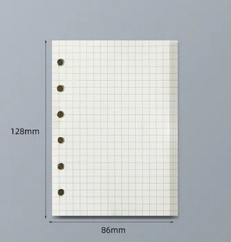 Un cuaderno rectangular de color claro con patrón de cuadrícula y agujeros perforados en el lado izquierdo.