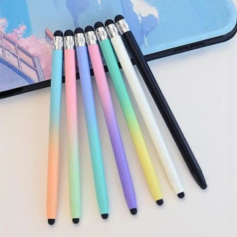 Eine Sammlung farbenfroher Präzisionsgitterstift-Stifte, diagonal auf einer hellblauen Oberfläche angeordnet.