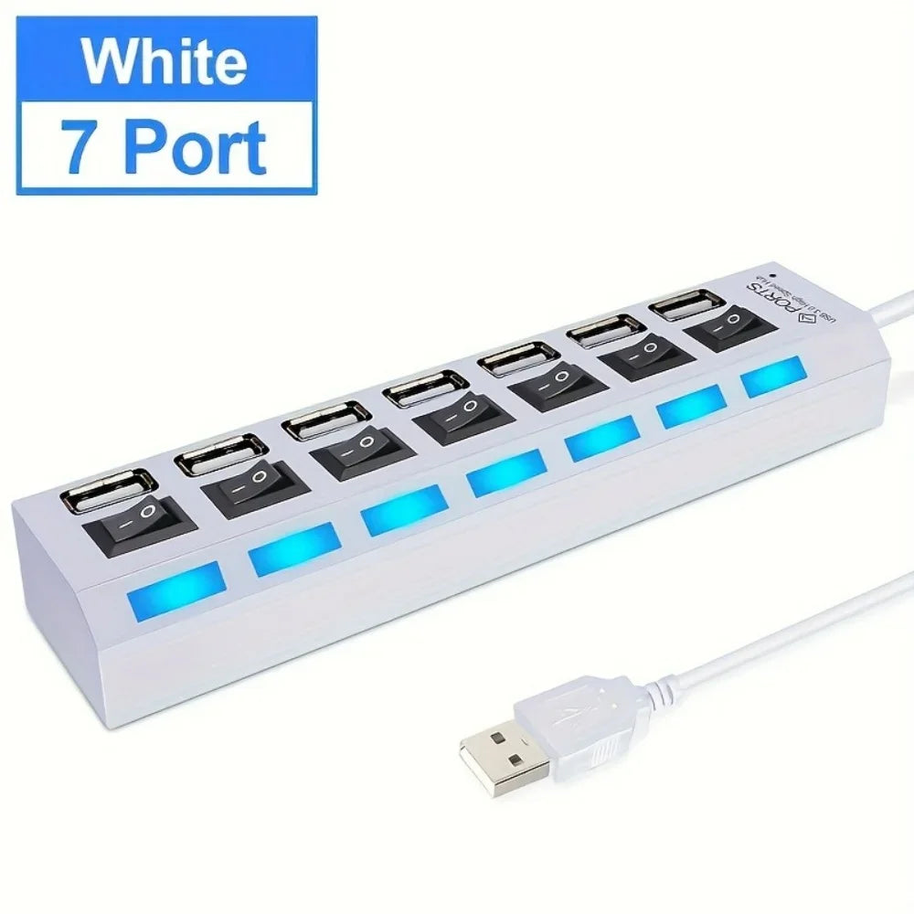 Weißer 7-Port-USB-Hub mit mehreren Anschlüssen und Kabel zur Laptop-Erweiterung.