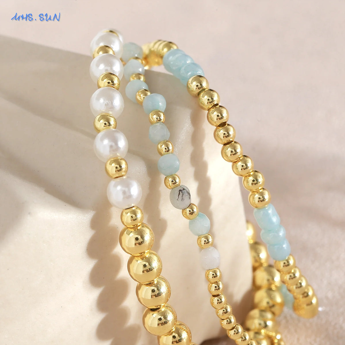 Gold-plated shell pearl beaded bracelets in white and light blue shades