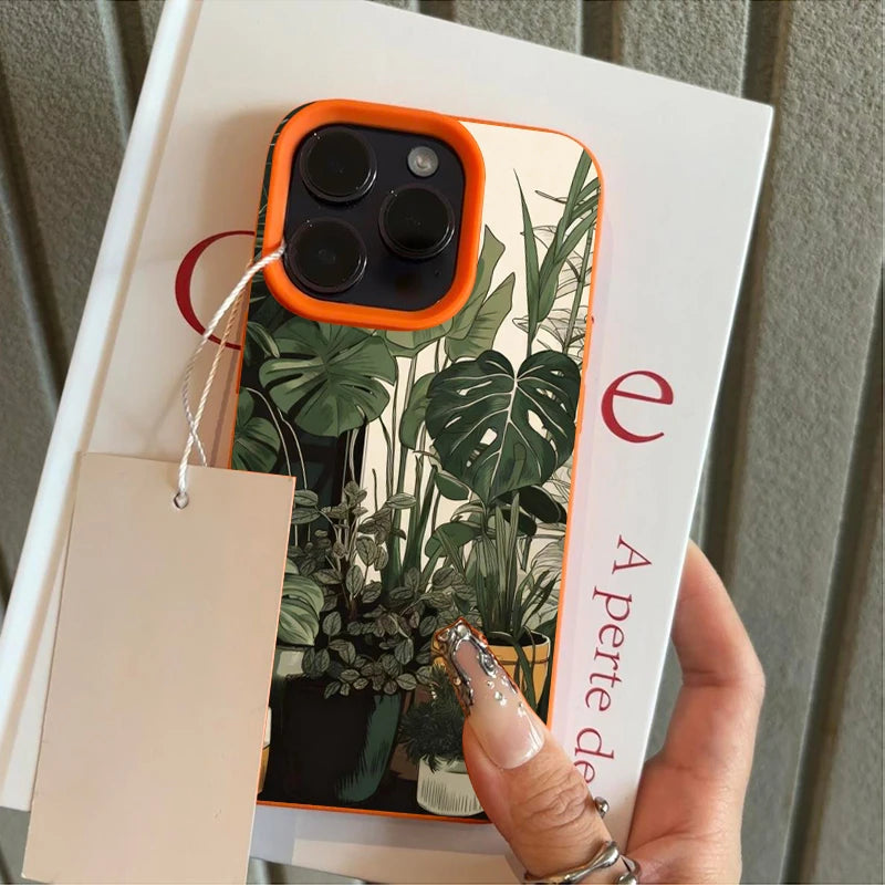 Handyhülle mit Monstera-Blattmuster in Grün, orangefarbenem Kamerering und weißem Rahmen.