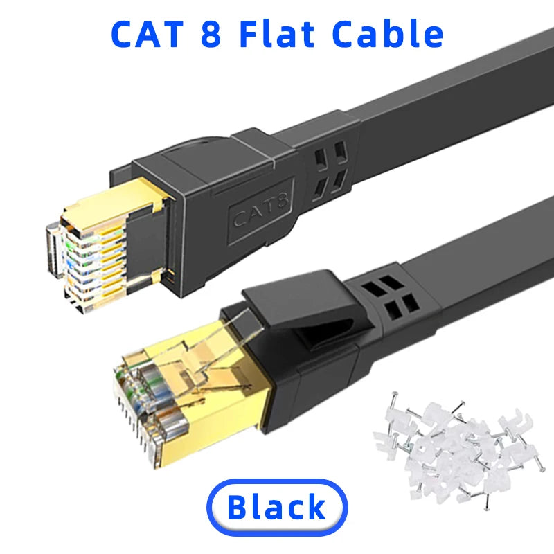 Schwarzes CAT 8 Flat Ethernet-Kabel mit Steckeranschluss neben losen Steckern.