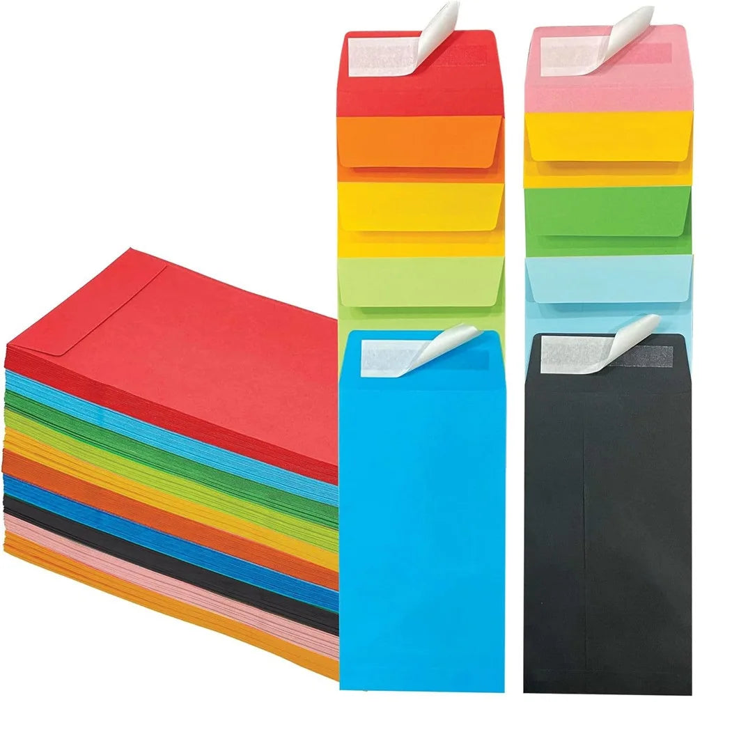 Une pile d'enveloppes en papier colorées dans diverses nuances de rouge, orange, jaune, vert et bleu.