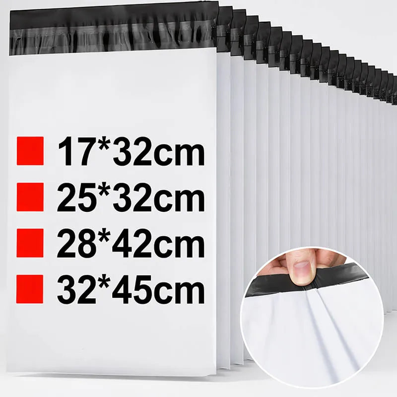 Una pila de sobres plásticos autoadhesivos blancos de varios tamaños, marcados con dimensiones como 17x32cm y 32x45cm.