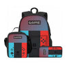 Schwarzer Rucksack mit rosa-blauer Karomuster und verschiedenen Spielzeug-Accessoires.