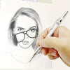 Una mano sostiene un lápiz mecánico transparente de 0.9mm, dibujando un boceto de retrato en papel blanco.