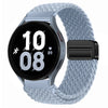 Silbermagnetisches Armband für die Nothing CMF Pro 2 Smartwatch mit schwarzem Zifferblatt und hellblauem gewebtem Band.