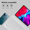 Universelle Bluetooth-Tastatur und Maus-Kombination neben einem Apple iPad und Laptop.