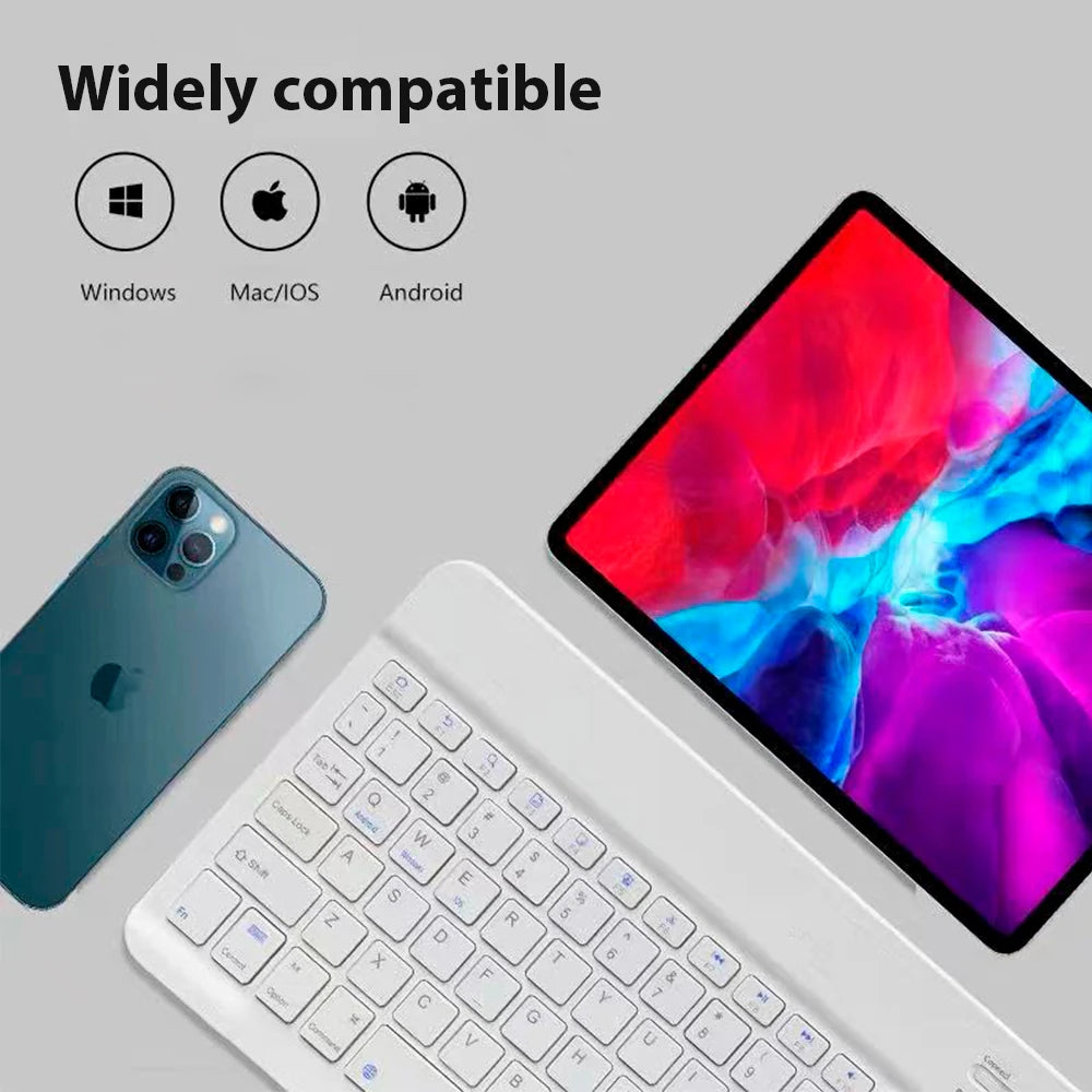Universelle Bluetooth-Tastatur und Maus-Kombination neben einem Apple iPad und Laptop.
