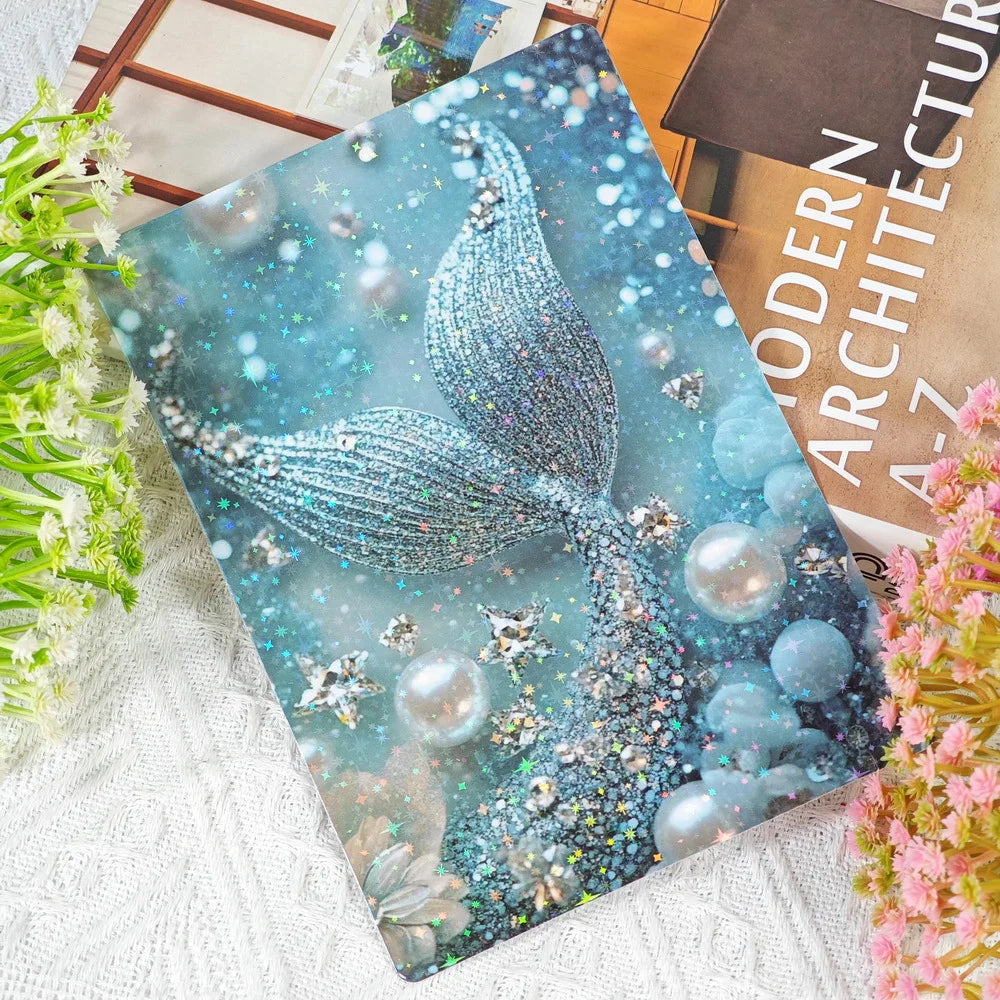 Dekorative Insertkarte mit schillerndem blau-silbernem Fischdesign auf dunklem Hintergrund.