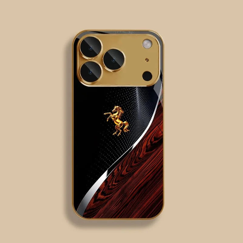 Goldener Metall-Handyhüllen für ein iPhone mit dunklem Hintergrund und goldenem Pferdesmotiv.
