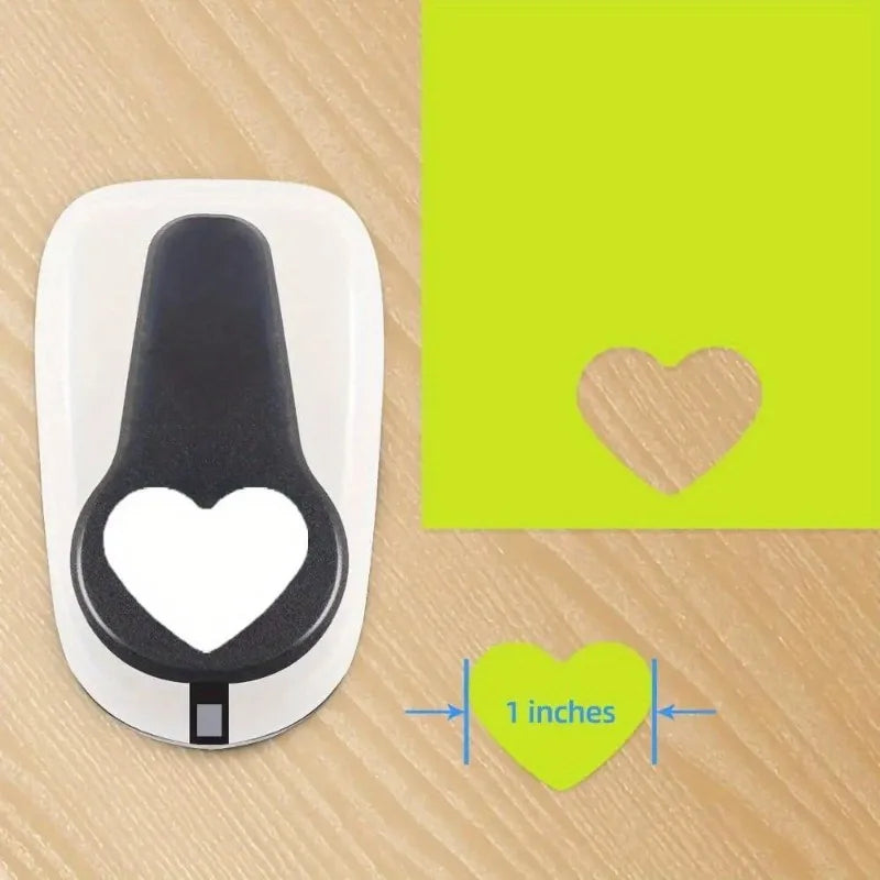 Un punzón de corazón blanco con mango negro y corte en forma de corazón, junto a un contorno de corazón amarillo