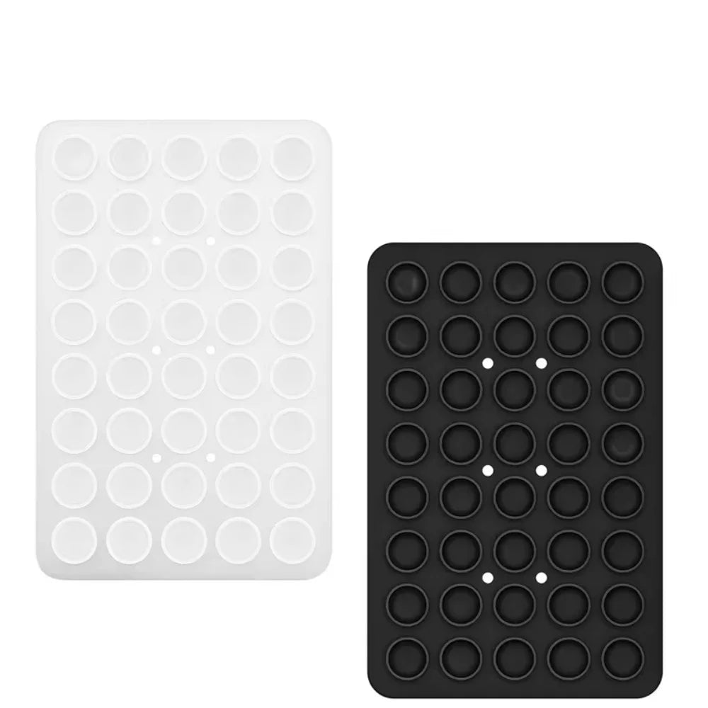 Un par de soportes para teléfonos con ventosas dobles, blanco y negro, para asegurar dispositivos.