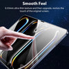 Una mano toca la pantalla de un smartphone protegida por un protector de vidrio templado ultrafino.