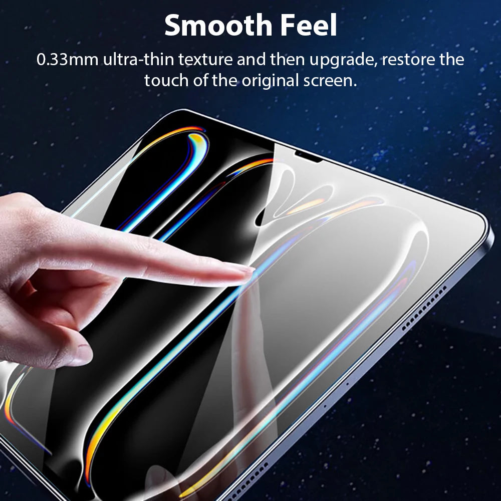 Una mano toca la pantalla de un smartphone protegida por un protector de vidrio templado ultrafino.