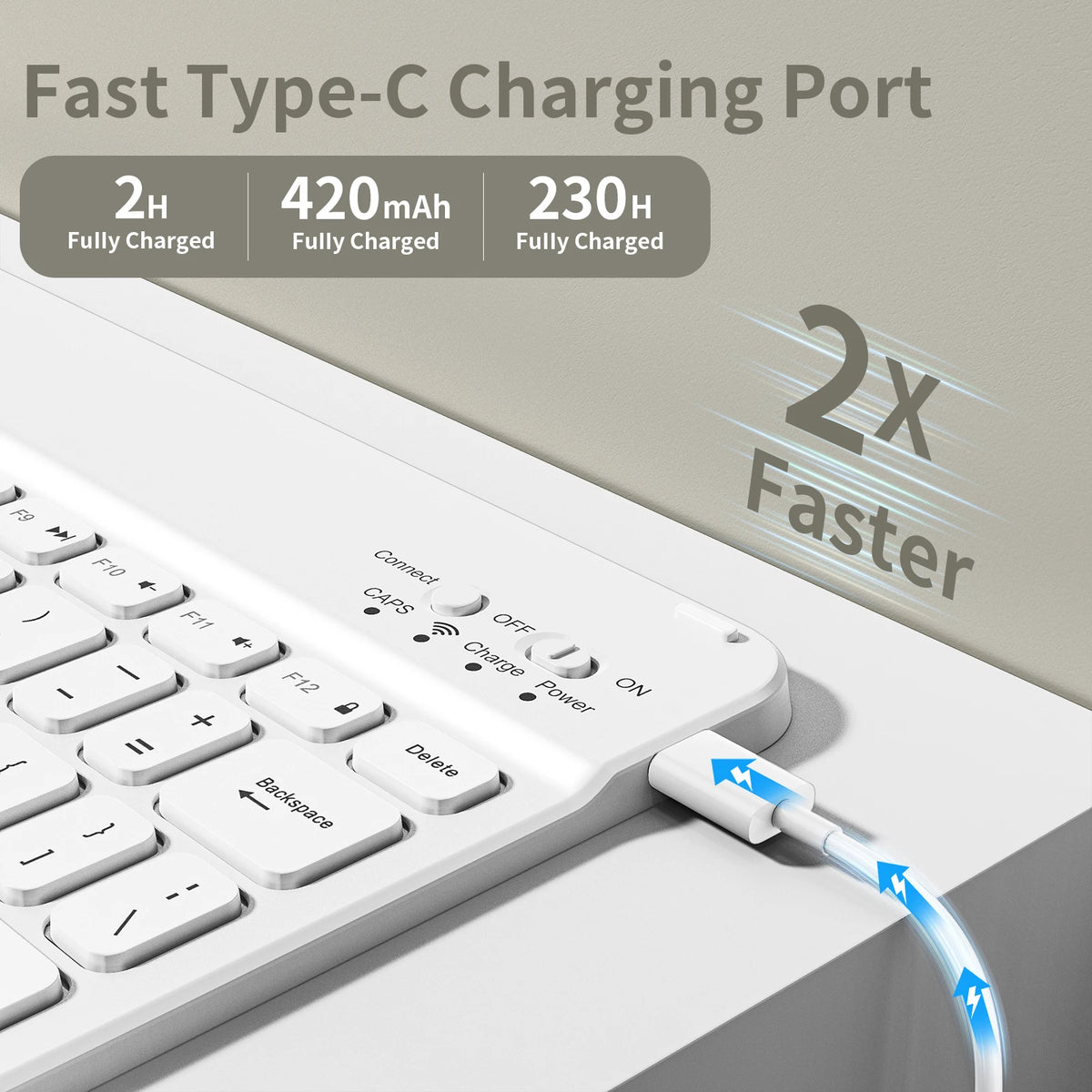 Nahaufnahme einer Laptop-Tastatur mit einem USB-C-Ladeanschluss und einem Kabel, das angeschlossen ist.
