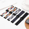 Eine Sammlung magnetischer Armbänder in verschiedenen Farben und Texturen auf einer weißen Oberfläche.