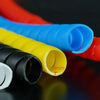 Gros plan sur divers câbles colorés (rouge, bleu, jaune, noir) montrant un protecteur de câble de 8mm.
