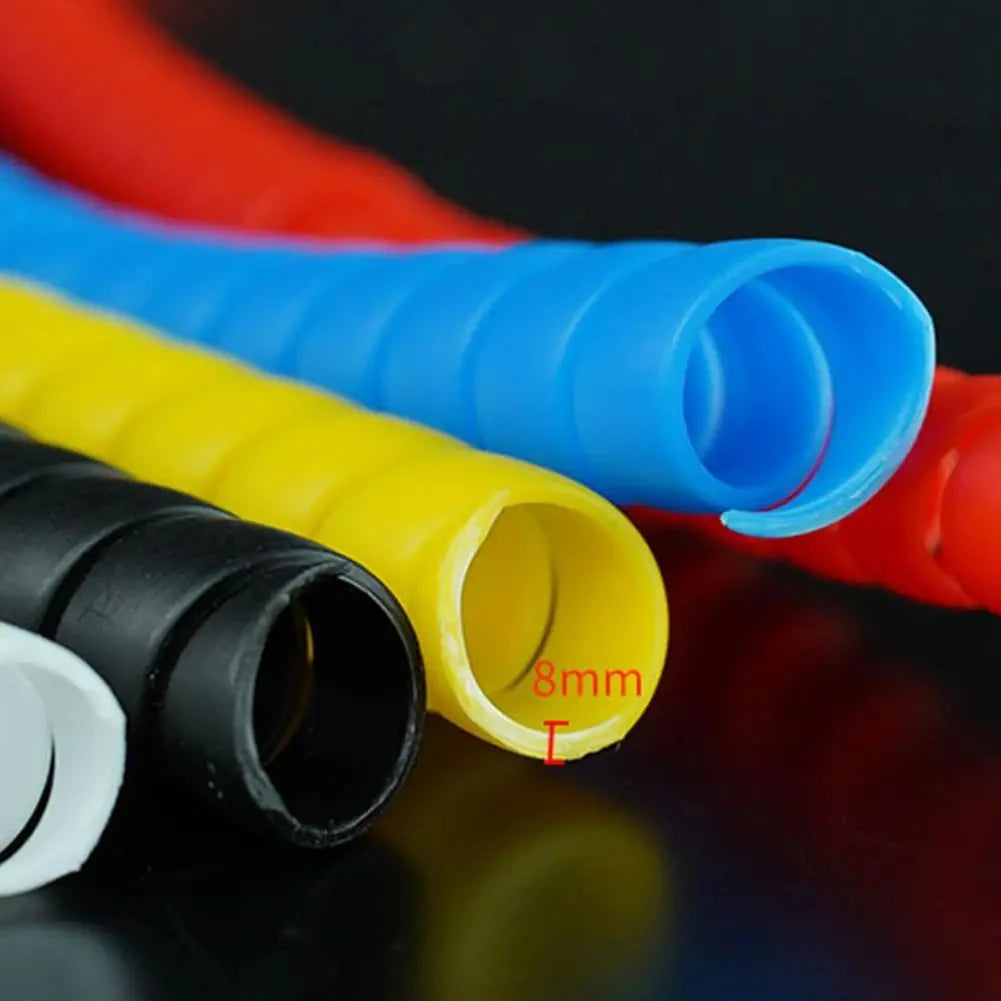 Gros plan de câbles de différentes couleurs, rouge, bleu, jaune et noir, montrant un protecteur de bobinage de câble