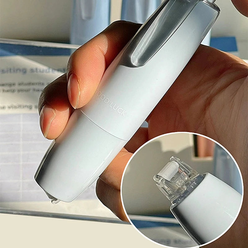 Una mano sostiene un dispensador de cinta adhesiva doble cara resistente de plata y blanco, mostrando el rollo de cinta.