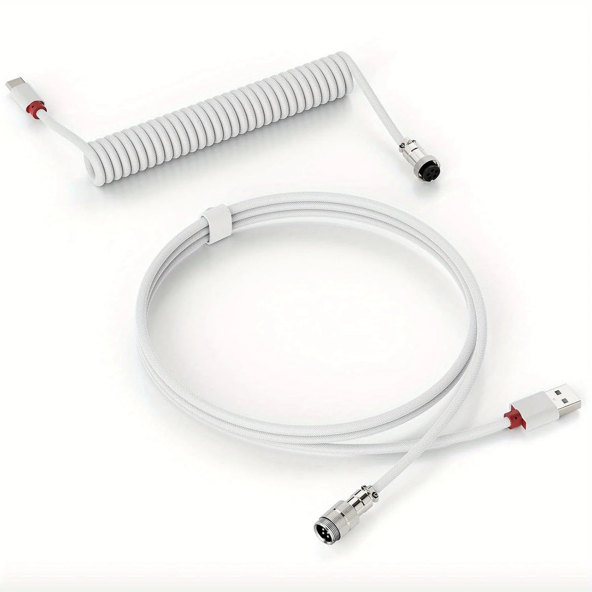 Weißes, langes, gewickeltes USB-C-Tastaturkabel mit einem Steckerende.
