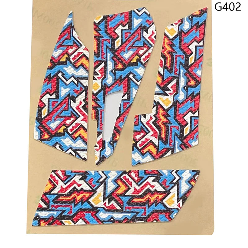 Set aus vier rutschfesten Klebestreifen für die Maus mit geometrischen Mustern in blau, rot, schwarz und weiß.