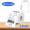 Rolle thermischer Etikettendruckpapier mit Barcode und Produktdetails auf einer Holzoberfläche.