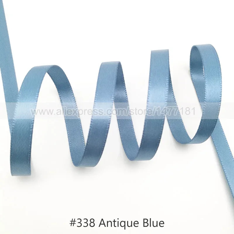 Rolle antiker blauer Satinband mit welliger Textur