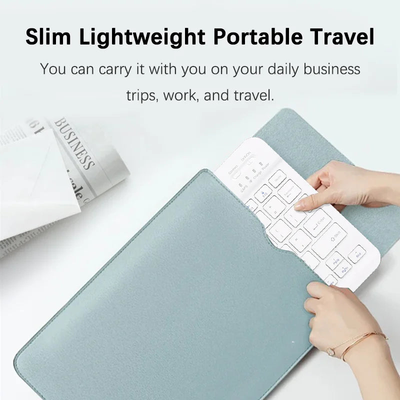Ein hellblaues, tragbares Keyboard wird auf einem Tablet verwendet, ideal für Geschäftsreisen und Arbeit.