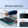 Eine Hand appliziert einen gehärteten Glasschutz auf ein iPad mit einer Ausrichtvorrichtung für eine glatte Anwendung.