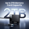 Adaptador lector de tarjeta de memoria UGREEN negra sobre una superficie reflectante con indicación de hasta 2TB de capacidad