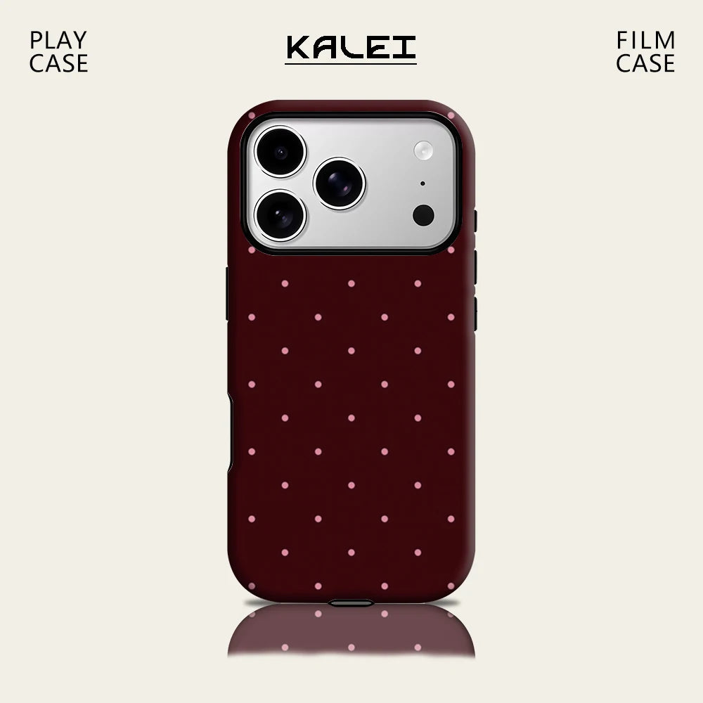 Funda para teléfono color granate oscuro con estampado de lunares rosas repetitivos, mostrada en versiones Play Case y Film C