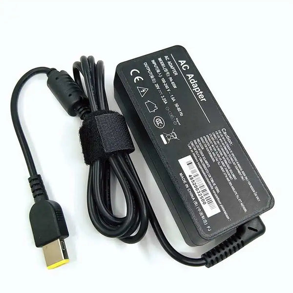 Adaptateur secteur noir pour ordinateur portable, avec cordon d'alimentation et fiche.