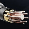 Nahaufnahme eines langen, gewickelten USB-C-Tastaturschaums mit goldenen und kupferfarbenen Anschlüssen.