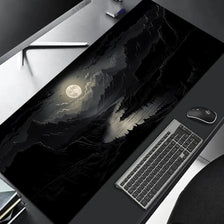 Vista cercana de un escritorio de mármol negro con una alfombrilla y teclado XXL para juegos.