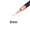 Vista cercana de un pincel liner para uñas de precisión negro y oro rosa con punta de 8mm.