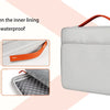 Estuche protector gris claro para portátil, con asa naranja y detalles del forro interior.