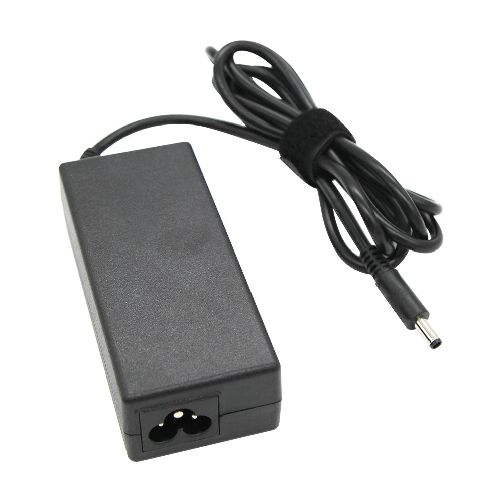 Schwarzer universeller Laptop-Ladegerät mit gewickeltem Kabel und Stecker.