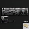 Paquete de keycaps PBT de doble disparo cian degradado con retroiluminación RGB sobre una superficie oscura.