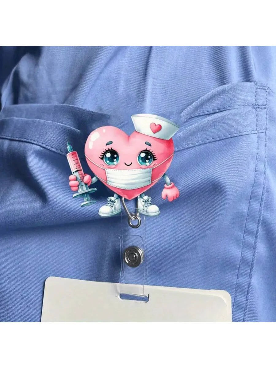 Pinkes herzförmiges Krankenschwester-Maskottchen mit Stethoskop an einer blauen Uniformtasche.