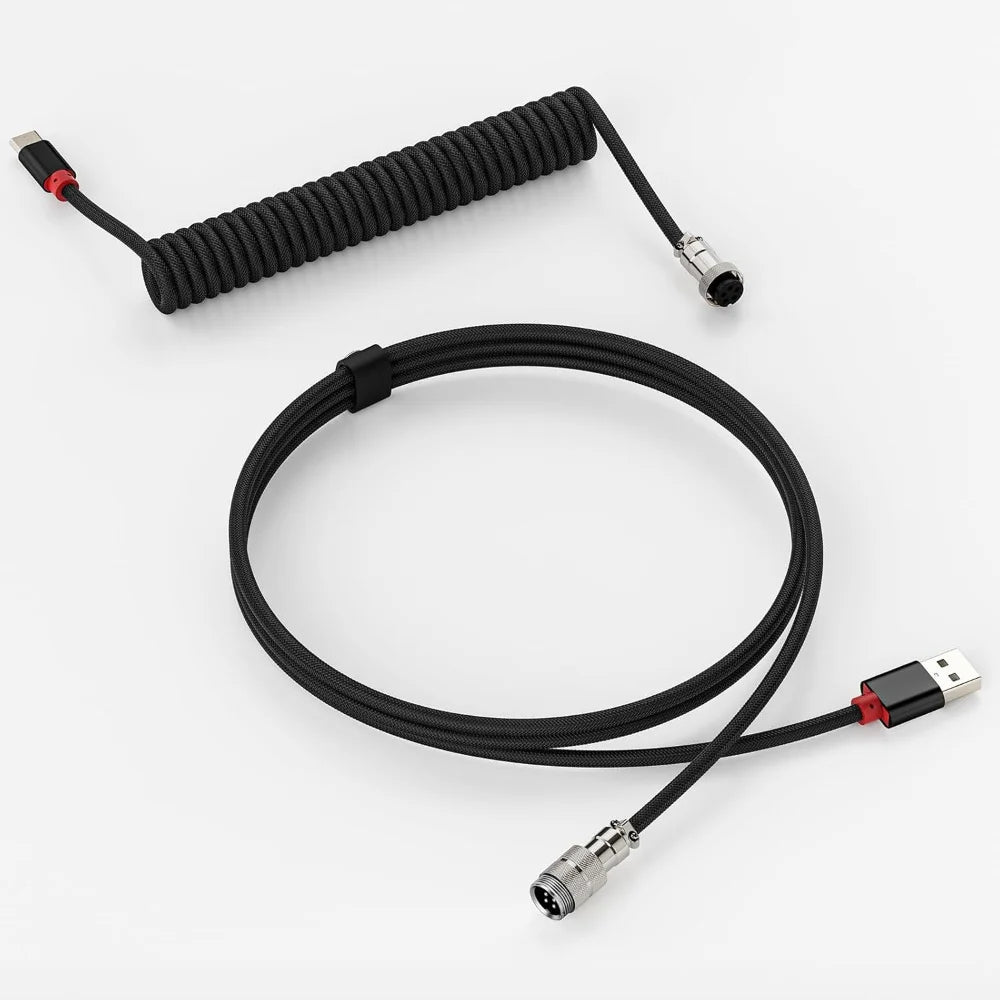 Schwarzes, lang gewickeltes USB-C-Tastaturkabel mit einem Steckerende.