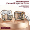 Estuche duro de silicona con estampado de leopardo pintado para AirPods Pro, mostrado con un anillo metálico.