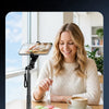 Eine Frau benutzt einen magnetischen Handy-Ständer für stabiles Filmen bei einem Kaffee.