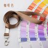 Porta credencial resistente marrón con cordón y muestras de colores Pantone en fondo blanco.