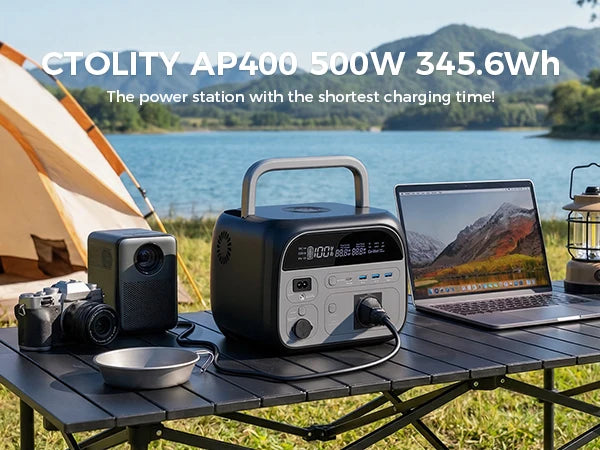 Eine portable Solaranlage auf einem Holztisch neben einem Laptop und einer Kamera, im Freien nahe dem Wasser.