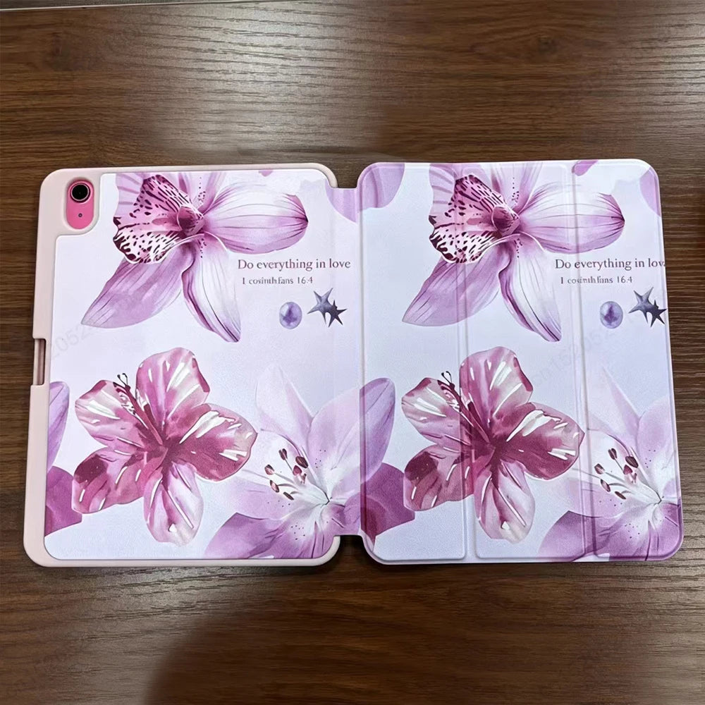Silikon-Schutzhülle für ein Apple iPad mit Blumenmuster in Lila- und Rosatönen.